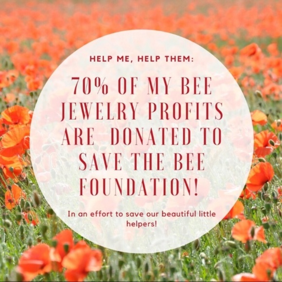 “Queen Bee” Royal Pearl Gold Insect Stud Earrings - Picture 5 of 7